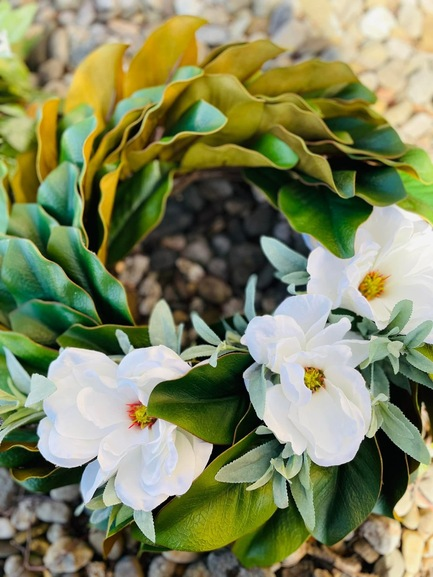 Classic Magnolia Elegance - 22"